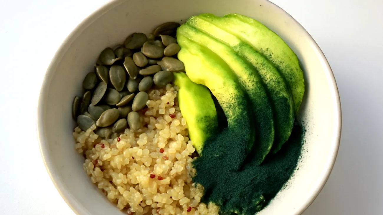 Bowl di quinoa con semi di zucca, avocado e spirulina"