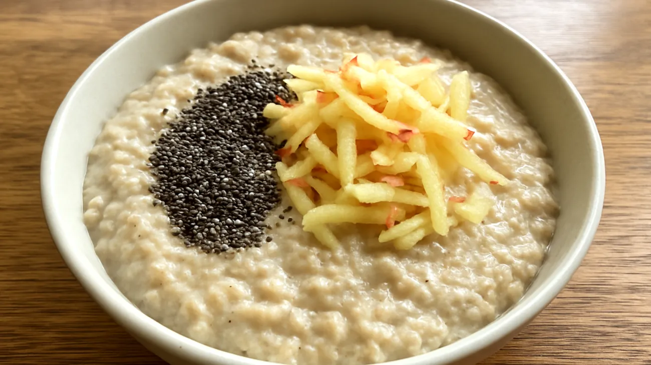 Porridge di avena con semi di chia e mela grattugiata"