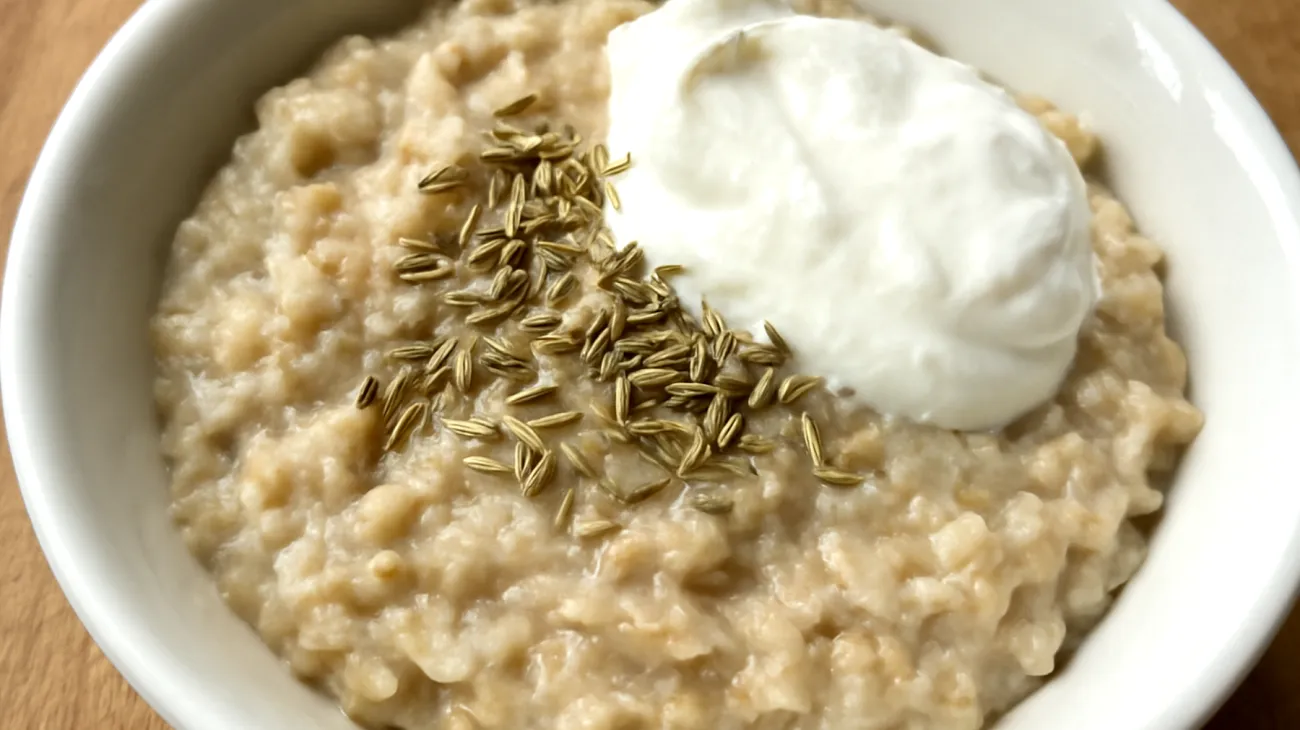Porridge di avena con semi di finocchio e yogurt greco"